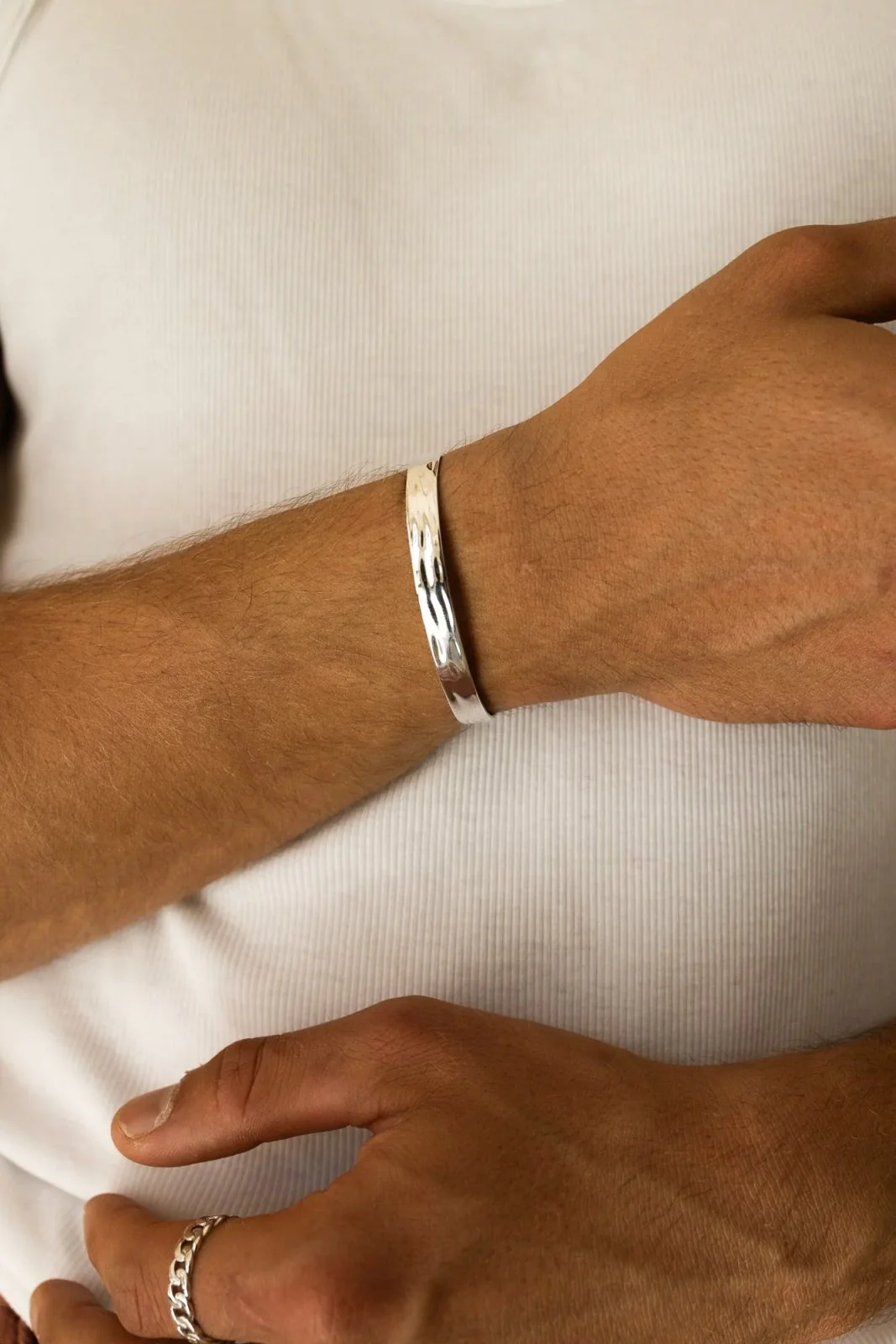 CAINTÈ HAMMERED BRACELET - Image 2