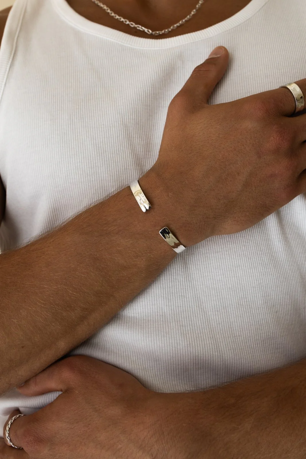 CAINTÈ HAMMERED BRACELET - Image 4